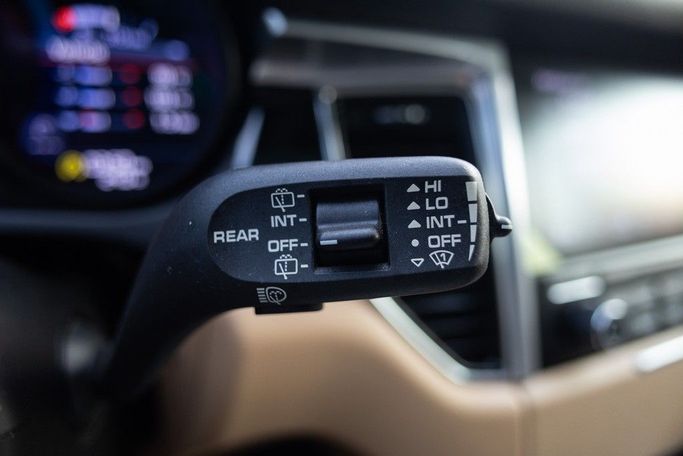 Used Porsche Macan I, 2.0 l, 2018 in Dubai by Linda Cars, White color. GCC Specs | AUTO.AE