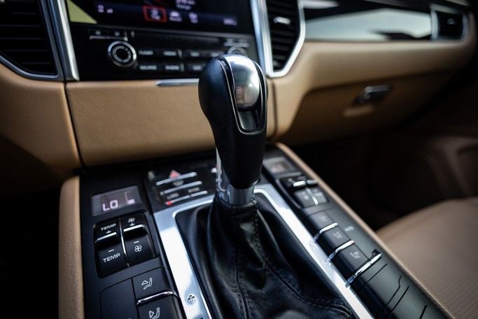 Used Porsche Macan I, 2.0 l, 2018 in Dubai by Linda Cars, White color. GCC Specs | AUTO.AE