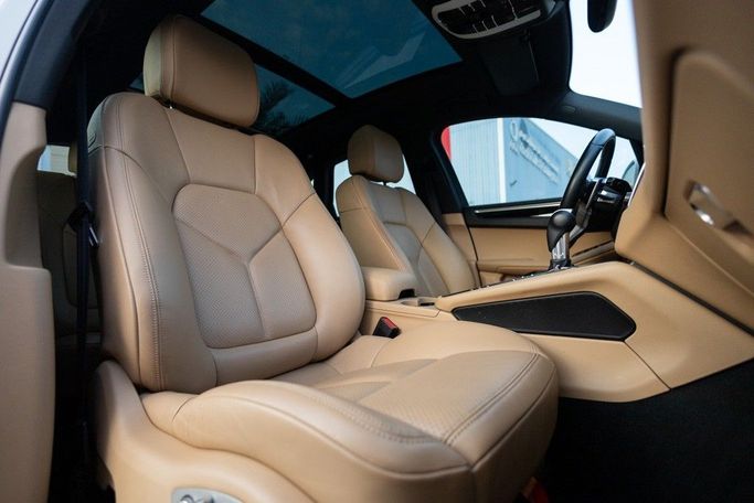 Used Porsche Macan I, 2.0 l, 2018 in Dubai by Linda Cars, White color. GCC Specs | AUTO.AE