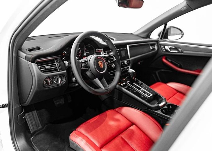 Подержанный Porsche Macan I Рестайлинг 2, 2.0 л, 2024 в Дубае от LMG Motors Белый цвет. GCC | AUTO.AE