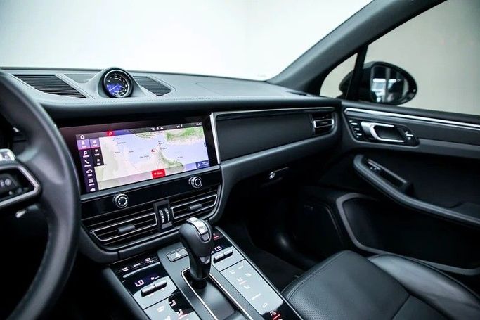 Подержанный Porsche Macan I Рестайлинг 2, 2.0 л, 2022 в Дубае от Maestro Motors Черный цвет. Европейская | AUTO.AE