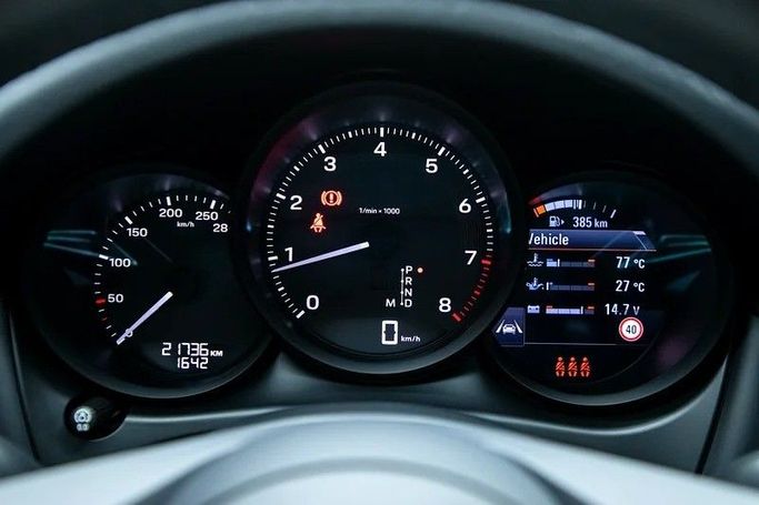 Подержанный Porsche Macan I Рестайлинг 2, 2.0 л, 2022 в Дубае от Maestro Motors Черный цвет. Европейская | AUTO.AE