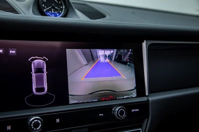 Подержанный Porsche Macan I Рестайлинг 2, 2.0 л, 2022 в Дубае от Maestro Motors Черный цвет. Европейская | AUTO.AE