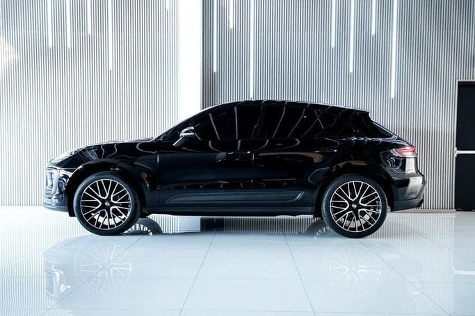 Подержанный Porsche Macan I Рестайлинг 2, 2.0 л, 2022 в Дубае от Maestro Motors Черный цвет. Европейская | AUTO.AE