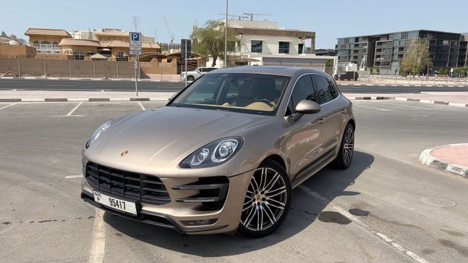Подержанный Porsche Macan Turbo I, 3.6 л, 2014 в Дубае Золотистый цвет. GCC | AUTO.AE