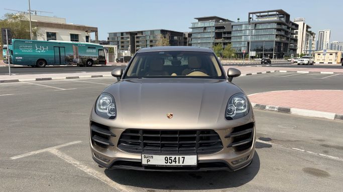 Подержанный Porsche Macan Turbo I, 3.6 л, 2014 в Дубае Золотистый цвет. GCC | AUTO.AE
