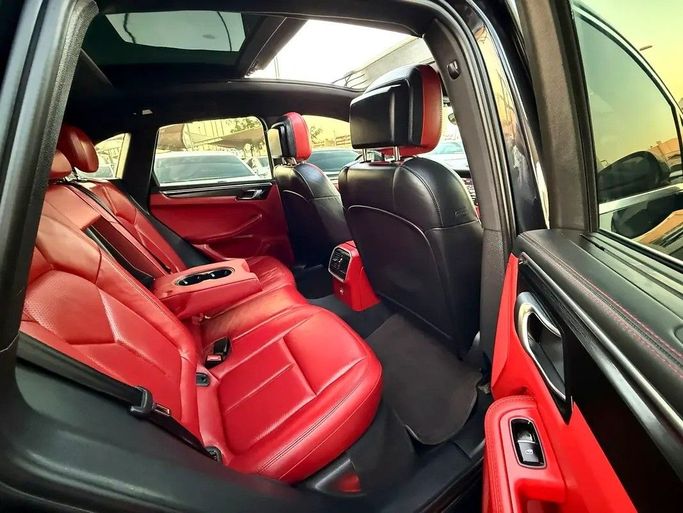 Подержанный Porsche Macan S I, 3.0 л, 2015 в Дубае от Al Qemah Used Cars Черный цвет. GCC | AUTO.AE