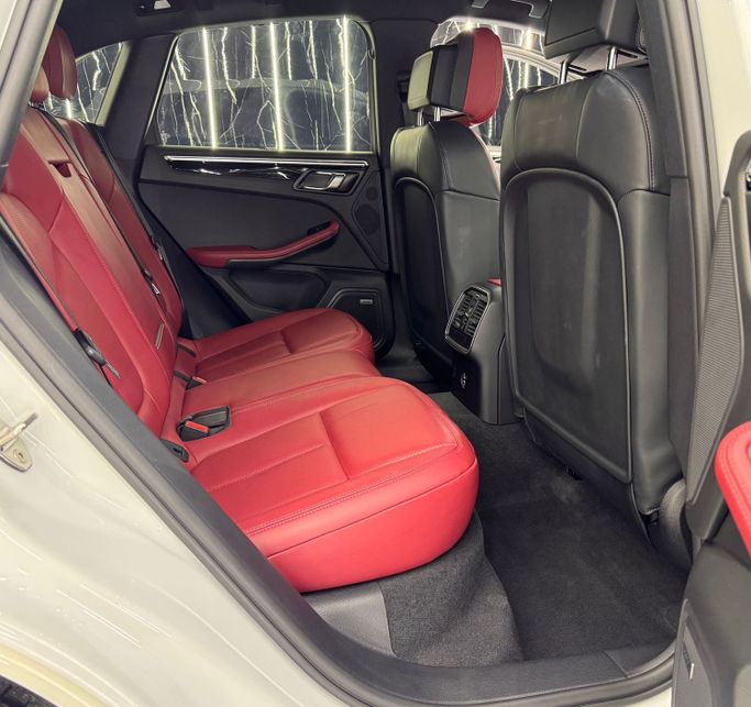 Подержанный Porsche Macan S I Рестайлинг 2, 2.9 л, 2024 в Дубае от Zeus Motors Белый цвет. GCC | AUTO.AE