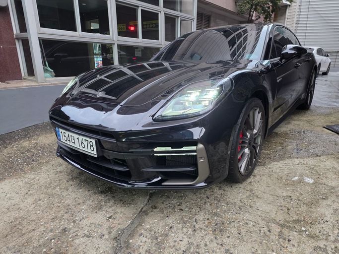Подержанный Porsche Panamera Turbo E-Hybrid III, 4.0 л, 2025 в Дубае от Fair Import Черный цвет. Корейская | AUTO.AE
