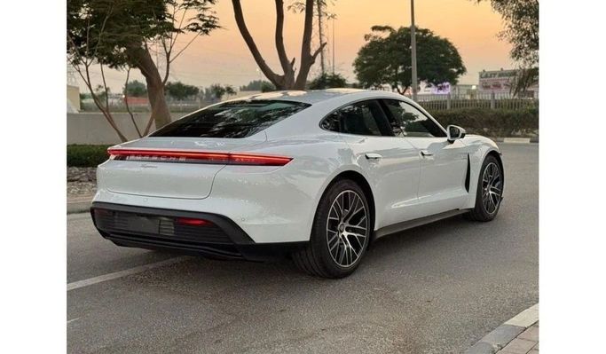 Новый Porsche Taycan 4S I, 2023 в Дубае от Royal Motors Белый цвет. GCC | AUTO.AE