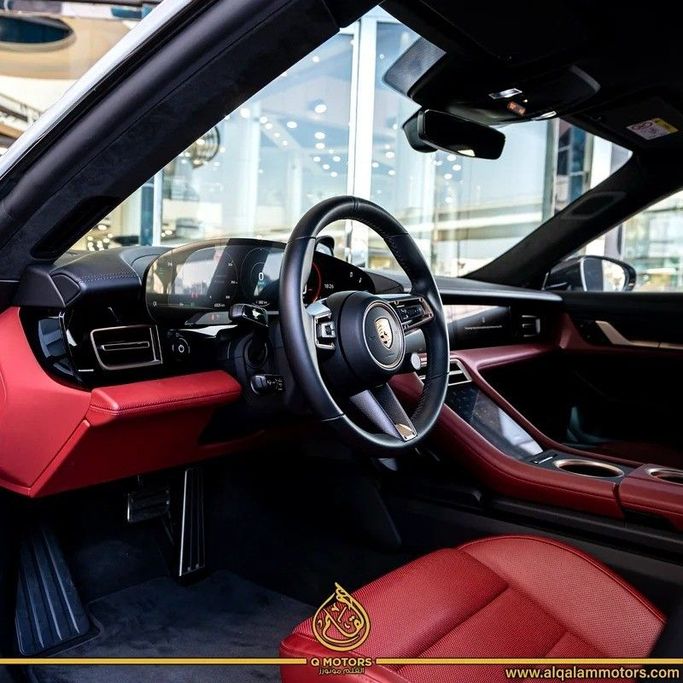 Подержанный Porsche Taycan Turbo S I, 2020 в Дубае от Q Motors Белый цвет. Европейская | AUTO.AE