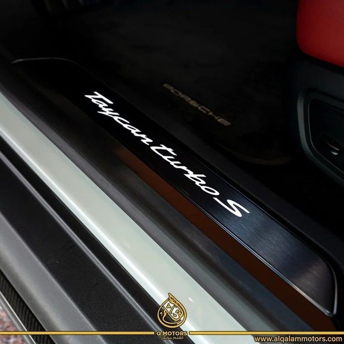 Подержанный Porsche Taycan Turbo S I, 2020 в Дубае от Q Motors Белый цвет. Европейская | AUTO.AE