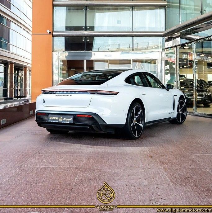 Подержанный Porsche Taycan Turbo S I, 2020 в Дубае от Q Motors Белый цвет. Европейская | AUTO.AE