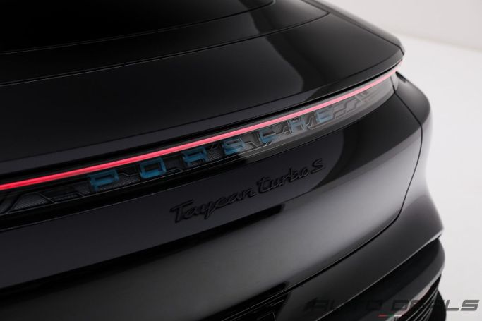 Подержанный Porsche Taycan Turbo S I, 2021 в Дубае от AUTO DEALS Черный цвет. Европейская | AUTO.AE