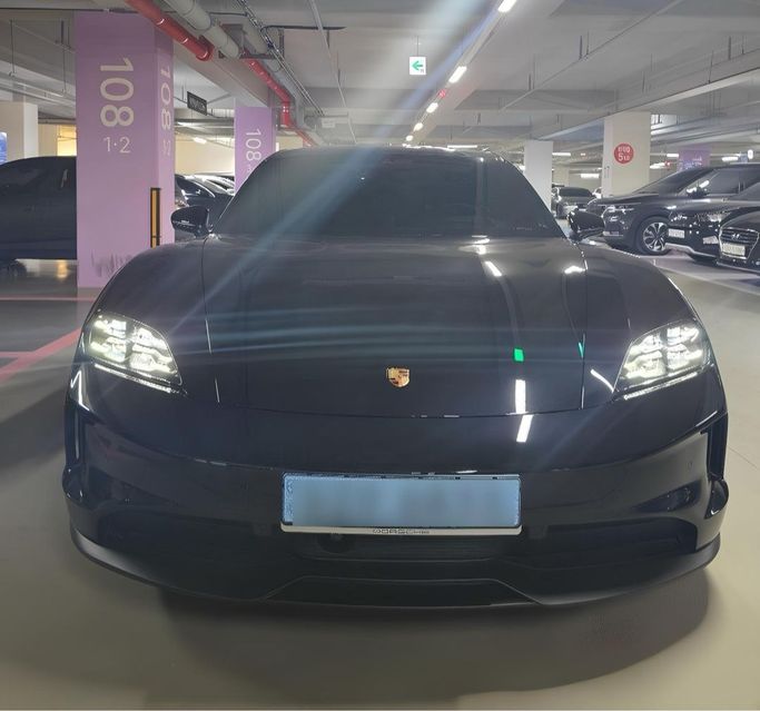 Подержанный Porsche Taycan 4S I Рестайлинг, 2024 в Дубае от Fair Import Черный цвет. Корейская | AUTO.AE