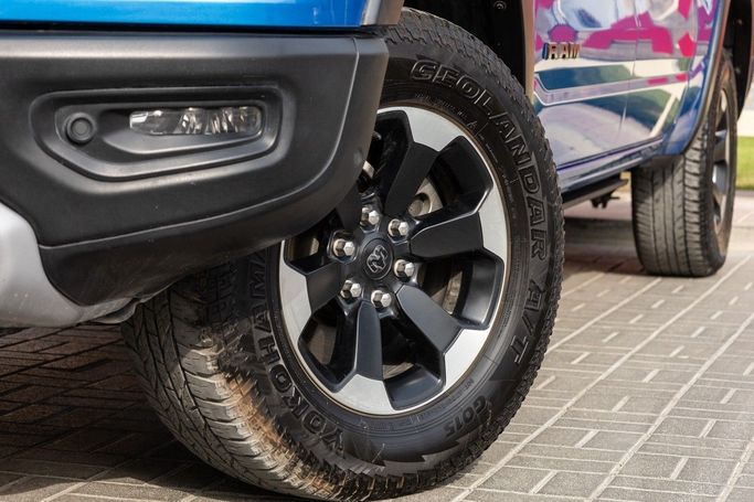 Подержанный RAM 1500 Quad Cab eTorque V, 5.7 л, 2021 в Дубае от Linda Cars Синий цвет. GCC | AUTO.AE