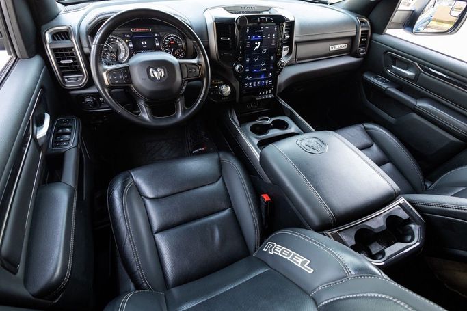 Подержанный RAM 1500 Quad Cab eTorque V, 5.7 л, 2021 в Дубае от Linda Cars Синий цвет. GCC | AUTO.AE