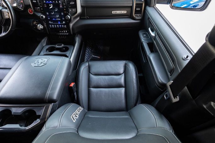 Подержанный RAM 1500 Quad Cab eTorque V, 5.7 л, 2021 в Дубае от Linda Cars Синий цвет. GCC | AUTO.AE