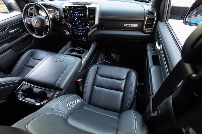 Подержанный RAM 1500 Quad Cab eTorque V, 5.7 л, 2021 в Дубае от Linda Cars Синий цвет. GCC | AUTO.AE