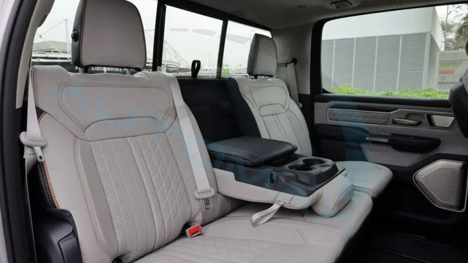 Новый RAM 1500 Crew Cab V Рестайлинг, 3.0 л, 2025 в Дубае от Auto Max Group Серебристый цвет. GCC | AUTO.AE