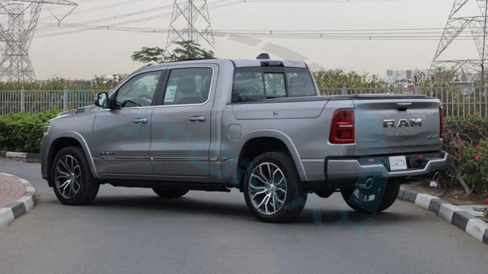 Новый RAM 1500 Crew Cab V Рестайлинг, 3.0 л, 2025 в Дубае от Auto Max Group Серебристый цвет. GCC | AUTO.AE