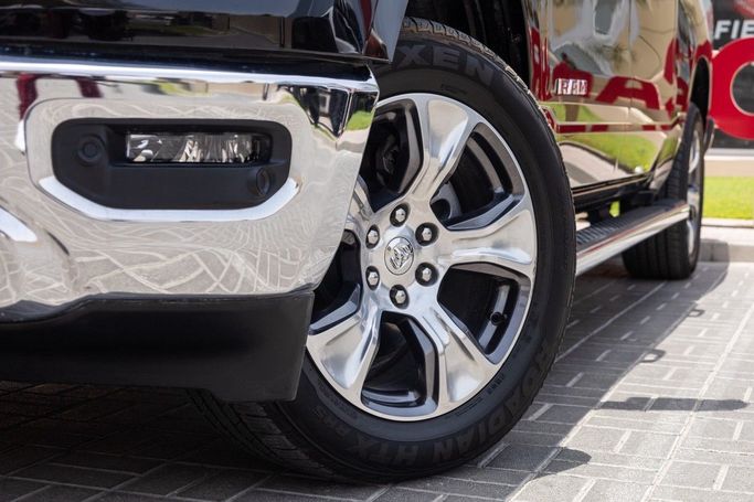 Подержанный RAM 1500 Crew Cab eTorque V, 5.7 л, 2024 в Дубае от Linda Cars Черный цвет. GCC | AUTO.AE