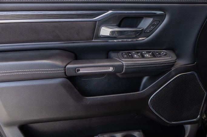 Подержанный RAM 1500 Crew Cab eTorque V, 5.7 л, 2024 в Дубае от Linda Cars Черный цвет. GCC | AUTO.AE