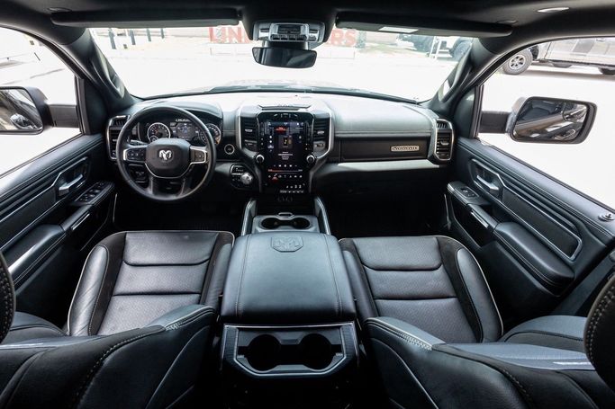 Подержанный RAM 1500 Crew Cab eTorque V, 5.7 л, 2024 в Дубае от Linda Cars Черный цвет. GCC | AUTO.AE