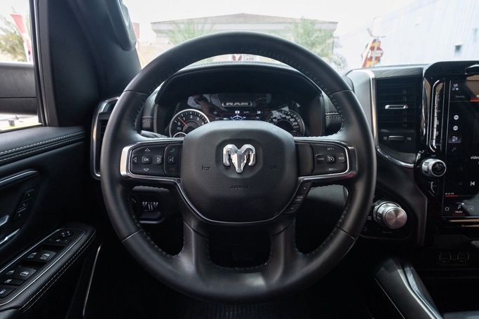 Подержанный RAM 1500 Crew Cab eTorque V, 5.7 л, 2024 в Дубае от Linda Cars Черный цвет. GCC | AUTO.AE