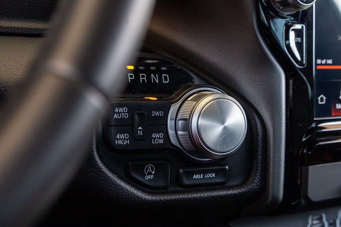 Подержанный RAM 1500 Crew Cab eTorque V, 5.7 л, 2024 в Дубае от Linda Cars Черный цвет. GCC | AUTO.AE