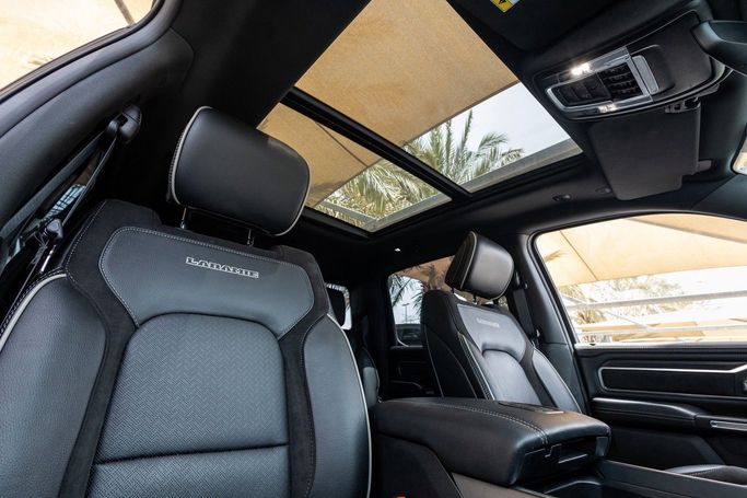 Подержанный RAM 1500 Crew Cab eTorque V, 5.7 л, 2024 в Дубае от Linda Cars Черный цвет. GCC | AUTO.AE