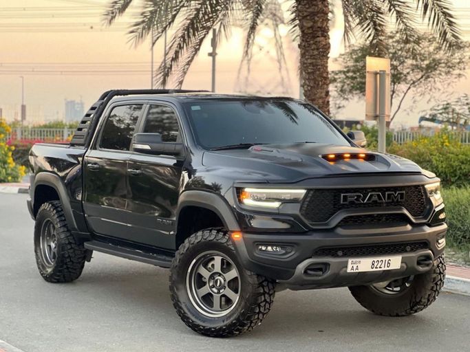 Подержанный RAM 1500 Crew Cab TRX V, 6.2 л, 2022 в Дубае от Drivenchy Motors Черный цвет. Американская | AUTO.AE