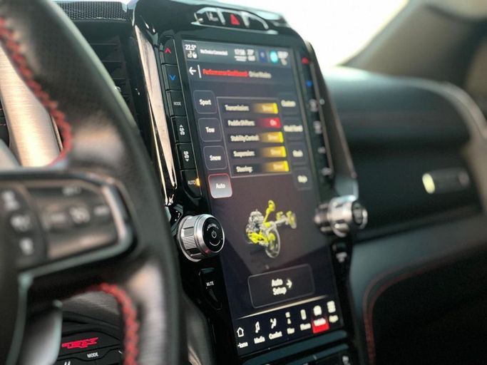 Подержанный RAM 1500 Crew Cab TRX V, 6.2 л, 2022 в Дубае от Drivenchy Motors Черный цвет. Американская | AUTO.AE