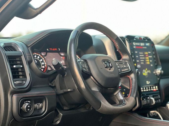 Подержанный RAM 1500 Crew Cab TRX V, 6.2 л, 2022 в Дубае от Drivenchy Motors Черный цвет. Американская | AUTO.AE