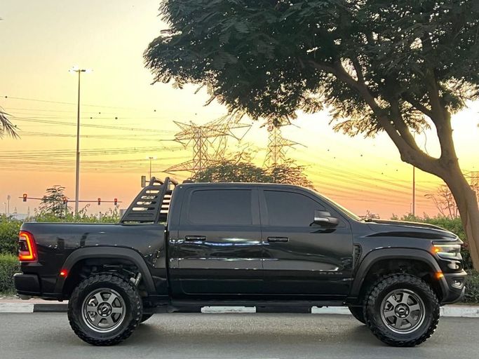 Подержанный RAM 1500 Crew Cab TRX V, 6.2 л, 2022 в Дубае от Drivenchy Motors Черный цвет. Американская | AUTO.AE