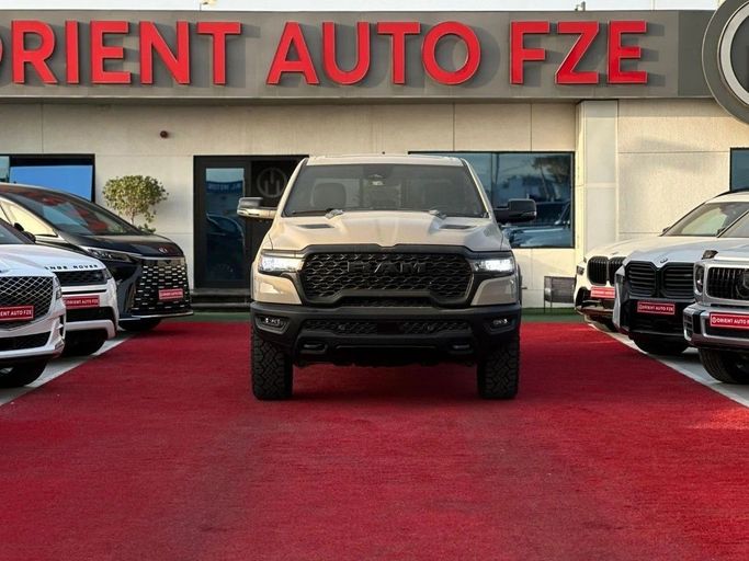 Новый RAM 1500 V Рестайлинг, 3.0 л, 2025 в Дубае от Orient Auto FZE Бежевый цвет. Канадская | AUTO.AE
