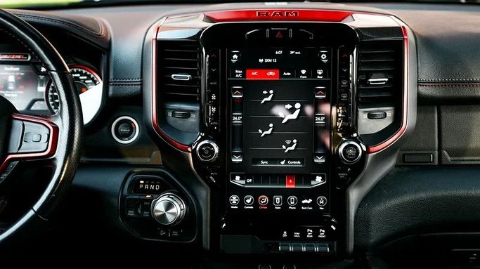 Подержанный RAM 1500 V, 5.7 л, 2021 в Дубае от 8 Ba Motors Белый цвет. Канадская | AUTO.AE