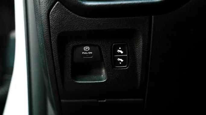 Подержанный RAM 1500 V, 5.7 л, 2021 в Дубае от 8 Ba Motors Белый цвет. Канадская | AUTO.AE