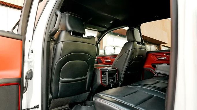 Подержанный RAM 1500 V, 5.7 л, 2021 в Дубае от 8 Ba Motors Белый цвет. Канадская | AUTO.AE