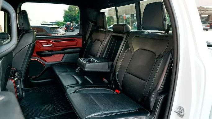 Подержанный RAM 1500 V, 5.7 л, 2021 в Дубае от 8 Ba Motors Белый цвет. Канадская | AUTO.AE