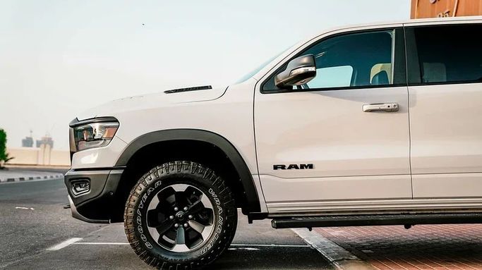 Подержанный RAM 1500 V, 5.7 л, 2021 в Дубае от 8 Ba Motors Белый цвет. Канадская | AUTO.AE