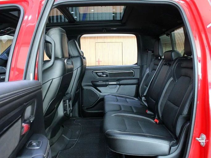 Подержанный RAM 1500 V Рестайлинг, 5.7 л, 2024 в Дубае от Hot Wheel Used Motors Красный цвет. Other | AUTO.AE