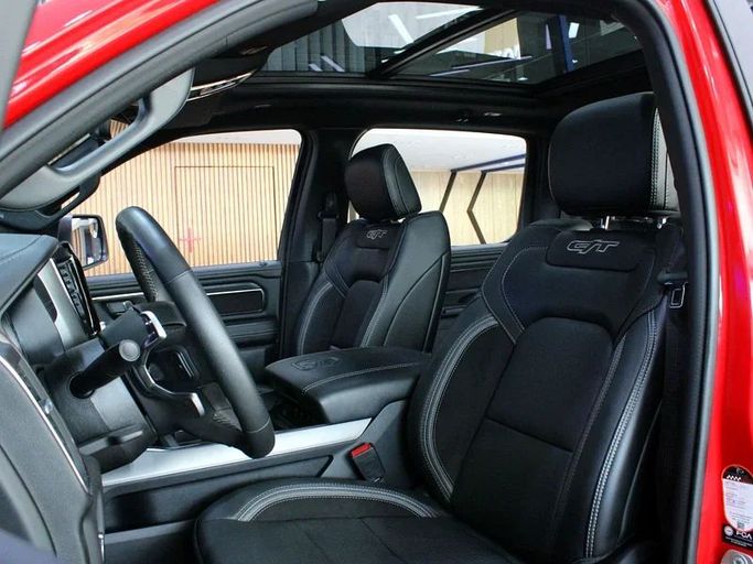 Подержанный RAM 1500 V Рестайлинг, 5.7 л, 2024 в Дубае от Hot Wheel Used Motors Красный цвет. Other | AUTO.AE