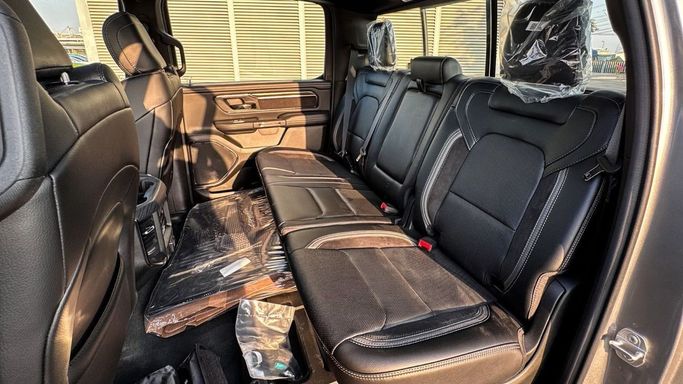 Новый RAM 1500 V Рестайлинг, 5.7 л, 2024 в Дубае от Allied Motors Серебристый цвет. GCC | AUTO.AE