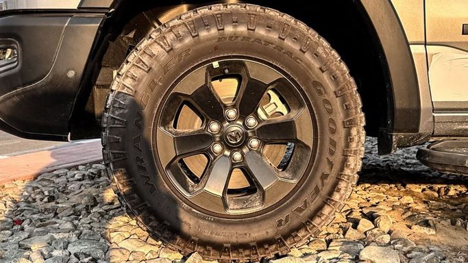 Новый RAM 1500 V Рестайлинг, 5.7 л, 2024 в Дубае от Allied Motors Серебристый цвет. GCC | AUTO.AE