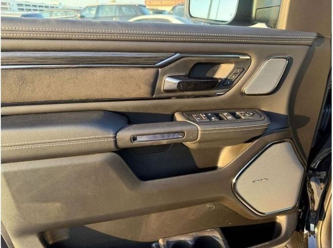 Новый RAM 1500 V Рестайлинг, 3.0 л, 2025 в Дубае от Al Rawnaq Motors  Черный цвет. GCC | AUTO.AE