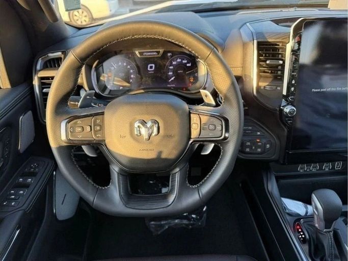 Новый RAM 1500 V Рестайлинг, 3.0 л, 2025 в Дубае от Al Rawnaq Motors  Черный цвет. GCC | AUTO.AE