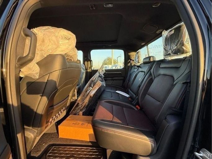 Новый RAM 1500 V Рестайлинг, 3.0 л, 2025 в Дубае от Al Rawnaq Motors  Черный цвет. GCC | AUTO.AE