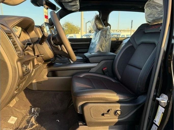 Новый RAM 1500 V Рестайлинг, 3.0 л, 2025 в Дубае от Al Rawnaq Motors  Черный цвет. GCC | AUTO.AE