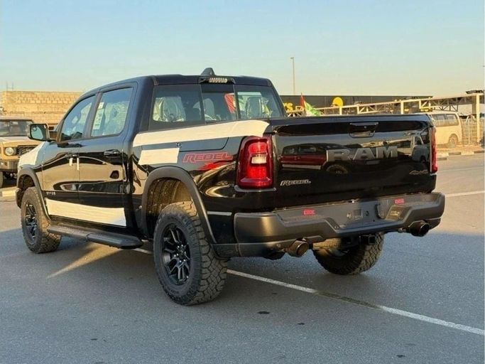 Новый RAM 1500 V Рестайлинг, 3.0 л, 2025 в Дубае от Al Rawnaq Motors  Черный цвет. GCC | AUTO.AE